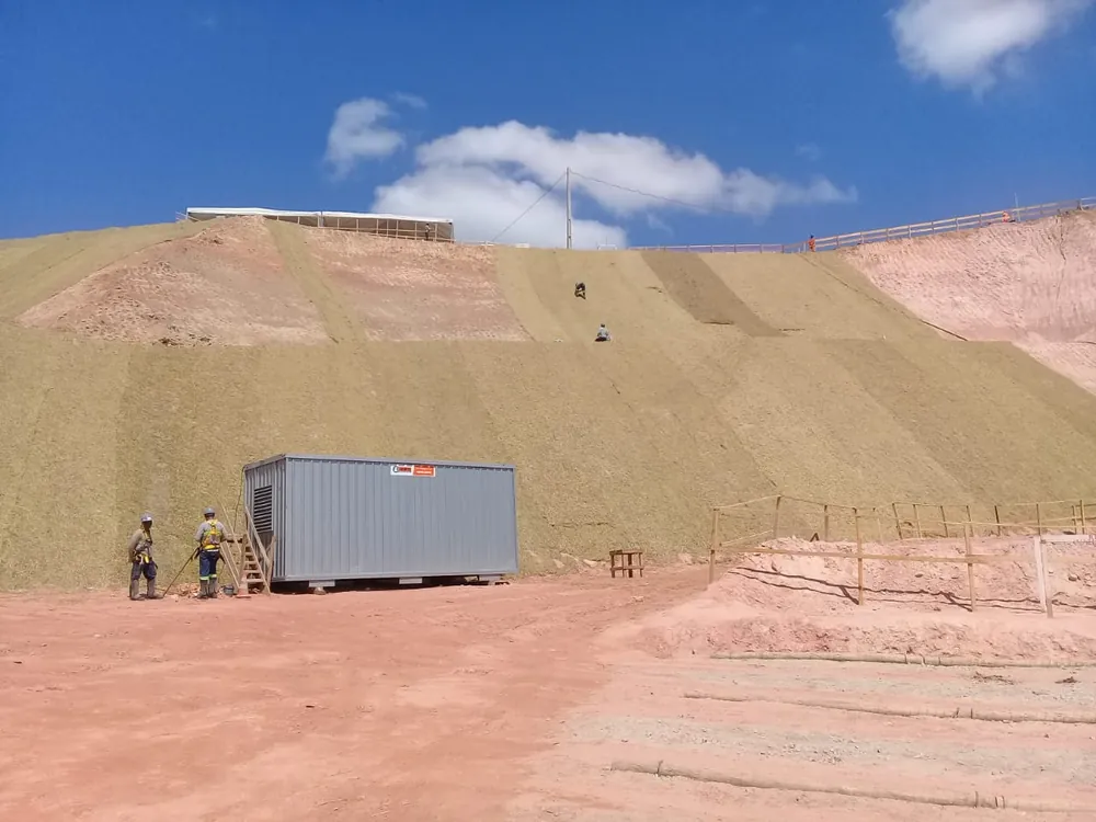 Talude revestido com biomanta após conformação geométrica