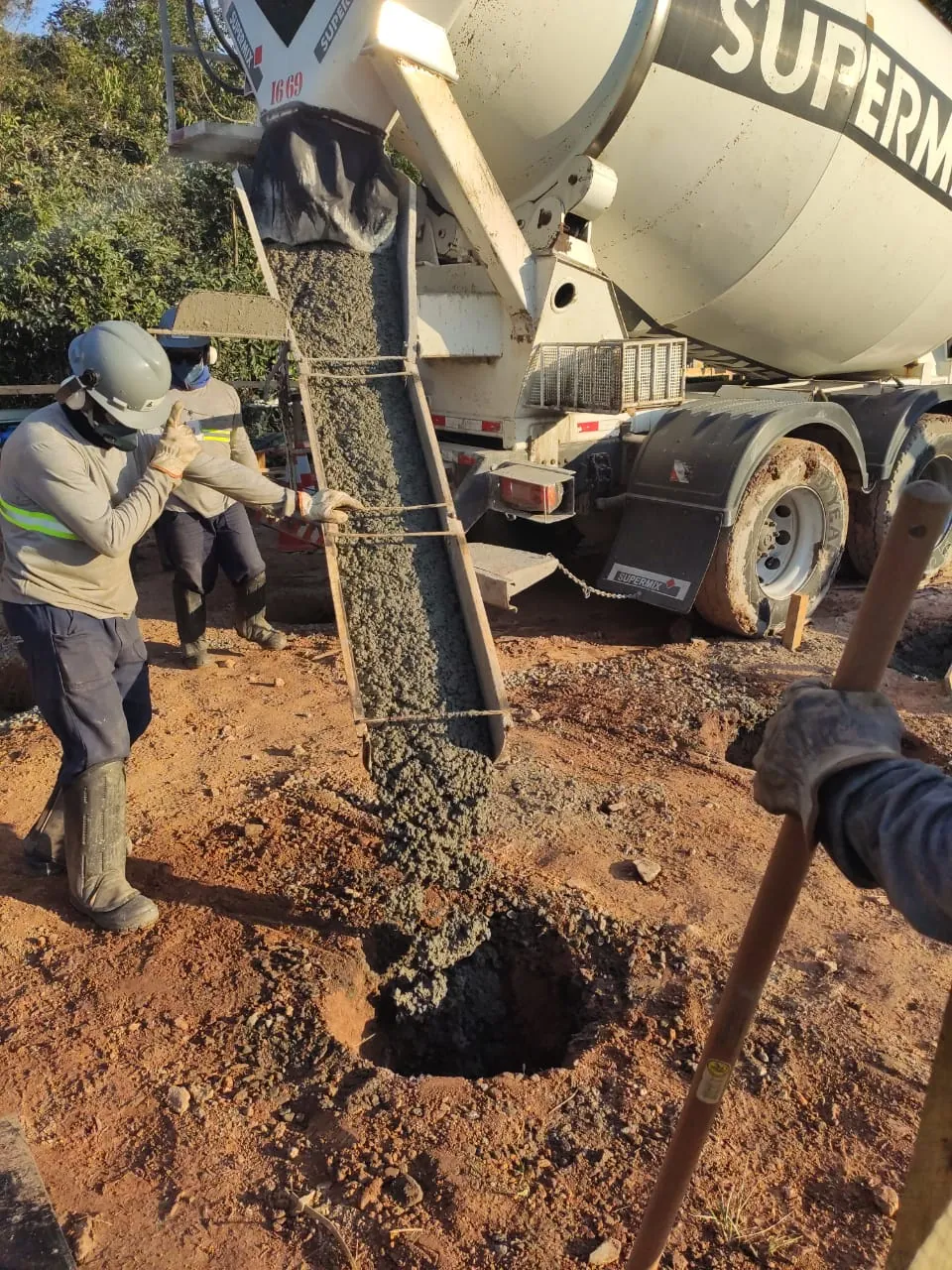 Concretagem de fundação com caminhão betoneira em obra civil