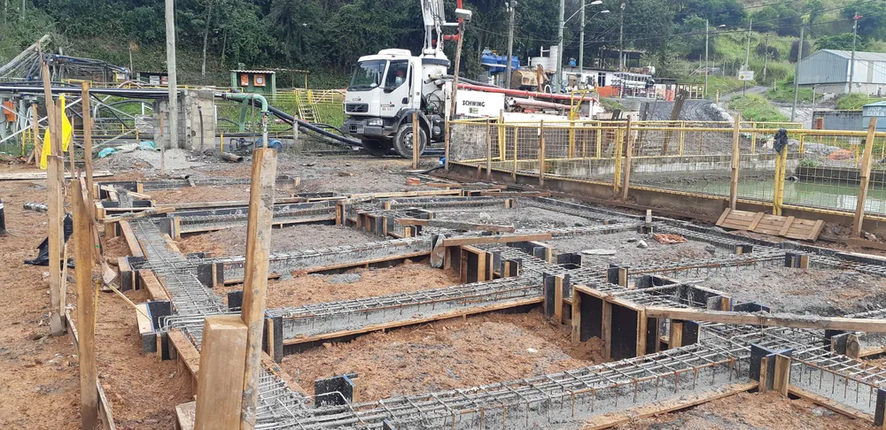 Fôrmas e armação de fundação em obra de estrutura de concreto