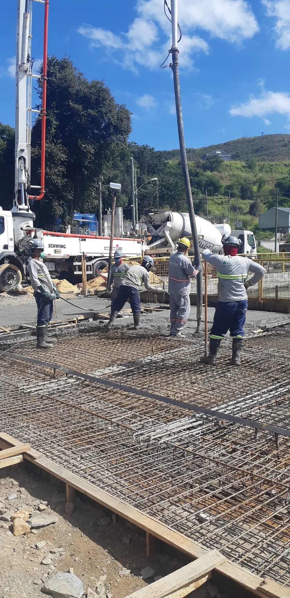 Bombeamento de concreto com lança em estrutura elevada