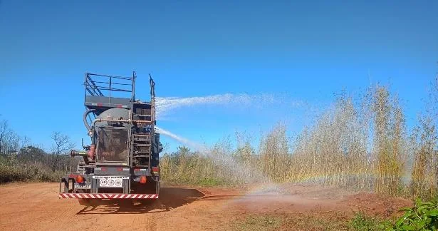 Caminhão pipa em umectação de via de acesso