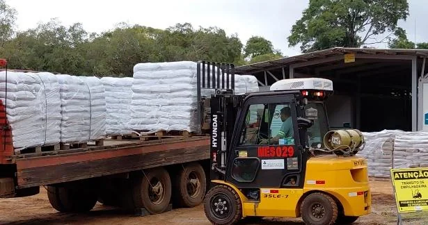 Descarga de insumos com empilhadeira em depósito próprio